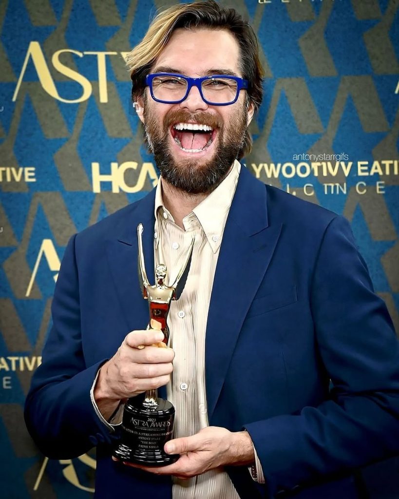 Antony Starr holding his ASTRA Award
